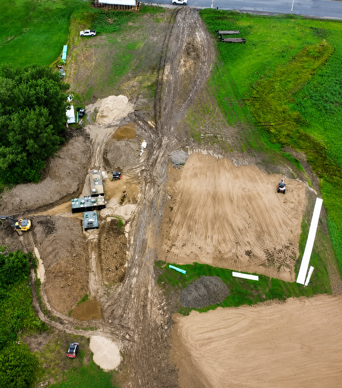 Illustration d’un chantier de traitement décentralisé des eaux usées avec cuves béton